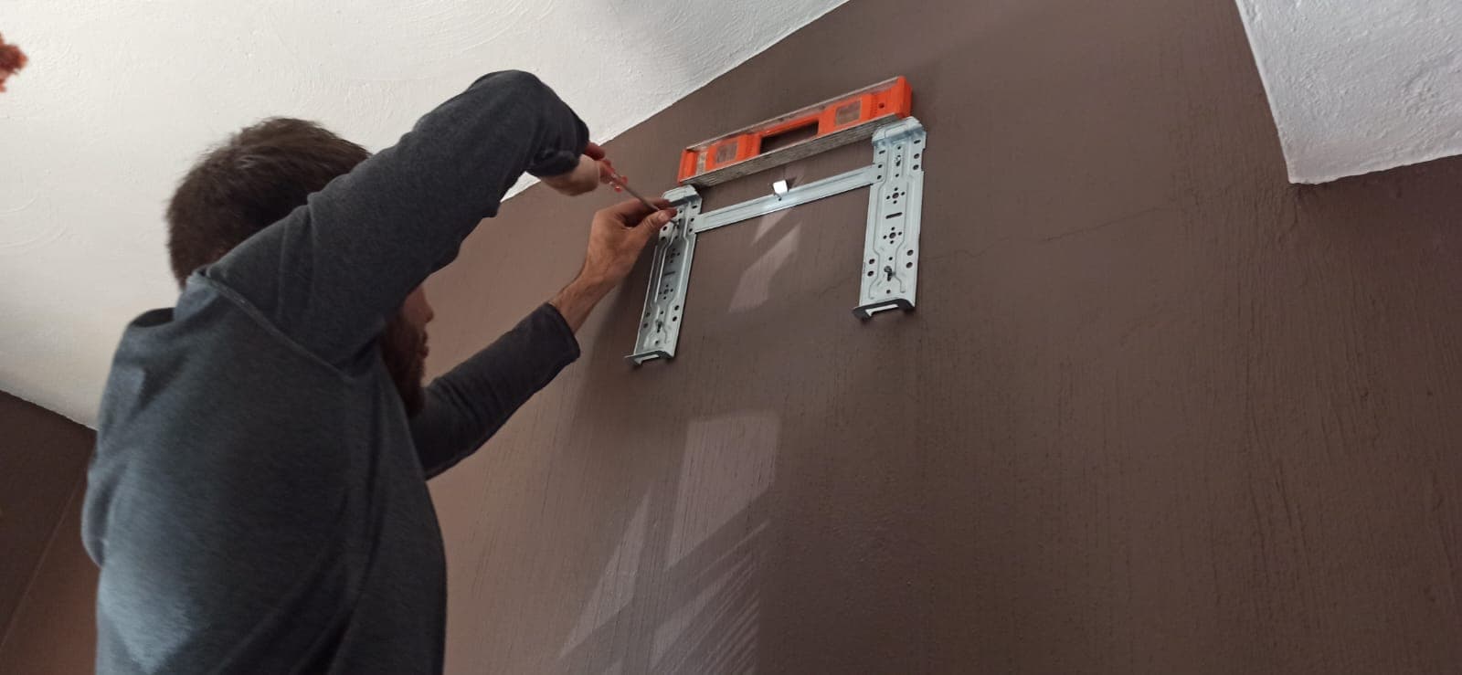 Técnico nivelando la placa de montaje de un minisplit