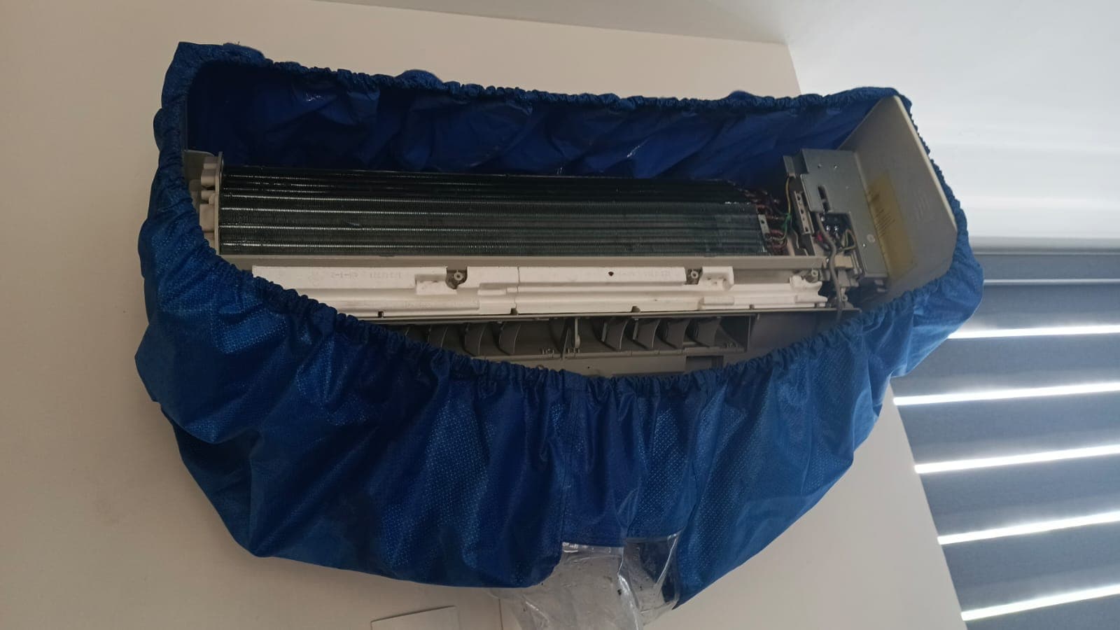 Unidad interior de minisplit protegida durante un mantenimiento